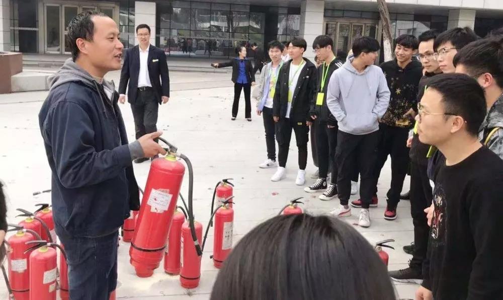 【共業(yè)堂】安全重于泰山(shān)——消防安全演練,夯實安全意識 所有(yǒu)人(rén)安全抵達現(xiàn)場(chǎng) 消防演練之滅火(huǒ)器(qì)的(de)使用(yòng) 【共業(yè)堂】安全重于泰山(shān)——消防安全演練,夯實安全意識 所有(yǒu)人(rén)安全抵達現(xiàn)場(chǎng) 消防演練之滅火(huǒ)器(qì)的(de)使用(yòng)